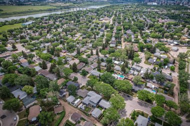 Richmond Heights, Güney Saskatchewan Nehri 'nin bitişiğinde Meewasin Vadisi' nde yürüyüş yolları bulunmaktadır. G.D. Archibald Park North beyzbol ve futbol maçlarına ev sahipliği yapıyor..
