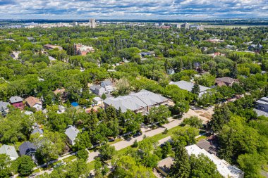 Varsity View 'ın üzerine çıkan Saskatoon mahallesi üniversite hayatına yakınlığıyla kutlandı. İnsansız hava aracı görüntülerinde konut alanları, akademik binalar ve yemyeşil parklar yer alıyor..