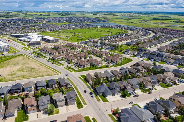 Stonebridge, Saskatoon, SK, Kanada 'nın hava manzarası. Görüntü, modern kentsel yerleşim yerlerini, yerleşim alanlarını ve yolları birleştirmeyi vurguluyor. Şehir manzaraları için ideal.