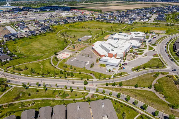 Willowgrove, Saskatoon, SK 'nin hava görüntüleri modern evlerini, karmaşık yollarını ve yemyeşil parklarını gözler önüne seriyor. Aile merkezli yaşamın yankılandığı bir mahalle. Kentsel planlama ve emlak için ideal.