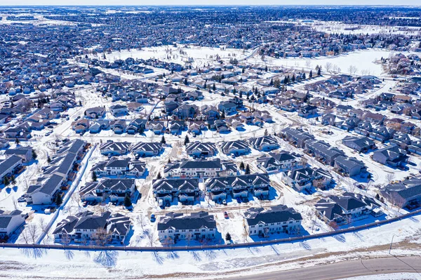 Luchtfoto Van Evergreen Saskatoon Met Bomen Omzoomde Straten Moderne Huizen — Stockfoto