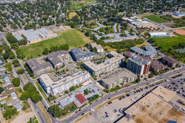 Saskatoon 'daki Nutana Banliyö Merkezi' nin havadan görünüşü. 26 Ağustos 2020