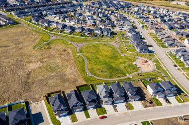 Saskatoon 'daki Meadows mahallesinin havadan görünüşü. 21 Eylül 2020