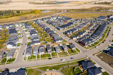 Saskatoon 'daki Meadows mahallesinin havadan görünüşü. 21 Eylül 2020