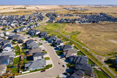 Saskatoon 'daki Meadows mahallesinin havadan görünüşü. 21 Eylül 2020