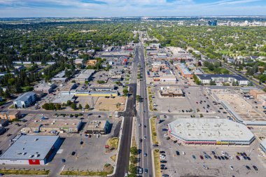 Saskatoon 'un 8. caddesinin havadan görünüşü. 17 Ağustos 2020