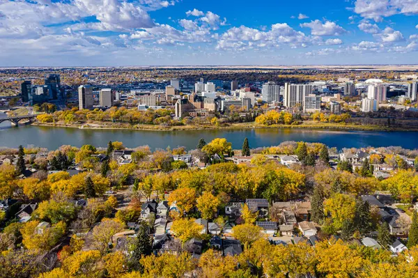 Saskatoon 'un Nutana mahallesinin havadan görünüşü. 2 Ekim 2020