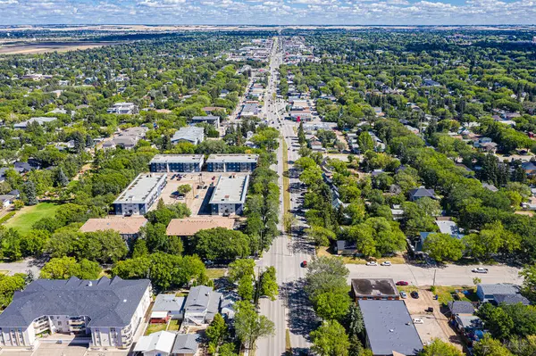 Saskatoon 'un 8. caddesinin havadan görünüşü. 28 Ağustos 2020