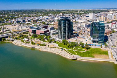 River Landing, Saskatoon 'un güney şehir merkezinde nehir boyunca yer almaktadır..