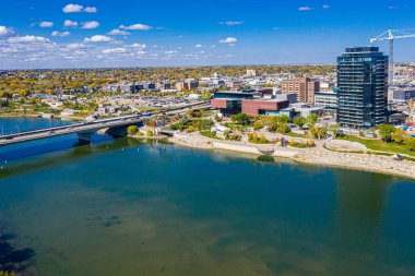 River Landing Güney Saskatchewan Nehri boyunca Saskatoon şehir merkezinde yer almaktadır..