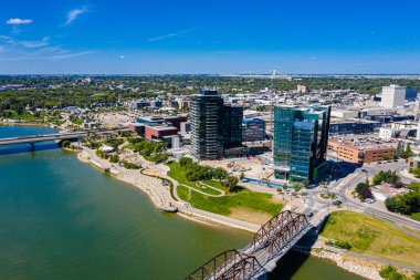 River Landing, Saskatoon 'un güney şehir merkezinde nehir boyunca yer almaktadır..