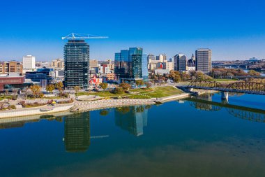 River Landing, Saskatoon 'un güney şehir merkezinde nehir boyunca yer almaktadır..