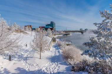 River Landing, Saskatoon 'un merkez ticaret bölgesinde yer almaktadır..