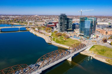 River Landing, Saskatoon 'un güney şehir merkezinde nehir boyunca yer almaktadır..