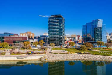 River Landing, Saskatoon 'un güney şehir merkezinde nehir boyunca yer almaktadır..