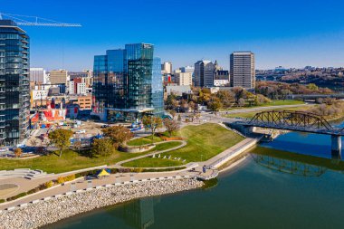 River Landing, Saskatoon 'un güney şehir merkezinde nehir boyunca yer almaktadır..
