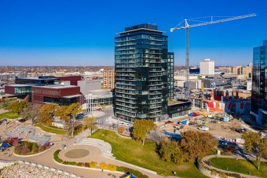 River Landing, Saskatoon 'un güney şehir merkezinde nehir boyunca yer almaktadır..