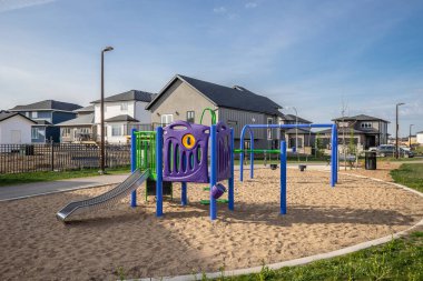 Saskatoon 'daki Bidulka Parkı' nın manzaralı güzelliğini keşfedin. Burada yakalanan parklar yemyeşil, huzurlu yürüyüş yolları, ve pitoresk gölet, rahatlama ve doğa yürüyüşleri için mükemmel bir yer..