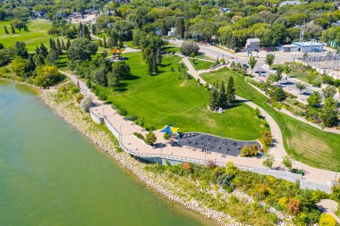 River Landing, Saskatoon 'un Riversdale mahallesinde ve Güney Saskatchewan Nehri boyunca yer almaktadır..