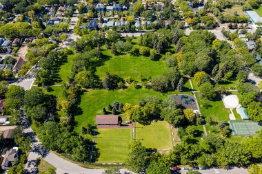 Saskatoon 'daki Ashworth Holmes Parkı' nın güzelliğini keşfedin. Bu resim genişleyen çimlerini, hareketli oyun alanını ve her yaş için çok sevilen şehir yeşilliği olan piknik alanlarını gösteriyor..