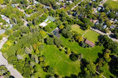 Saskatoon 'daki Ashworth Holmes Parkı' nın güzelliğini keşfedin. Bu resim genişleyen çimlerini, hareketli oyun alanını ve her yaş için çok sevilen şehir yeşilliği olan piknik alanlarını gösteriyor..