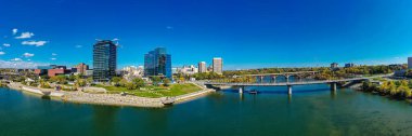 River Landing Güney Saskatchewan Nehri boyunca Saskatoon şehir merkezinde yer almaktadır..