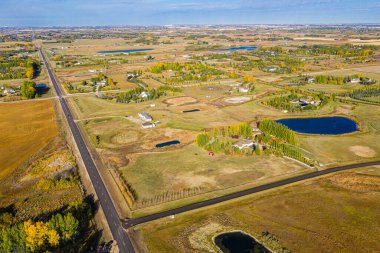 Saskatoon 'daki sakin Casa Rio bölgesini yukarıdan keşfedin. Bu insansız hava aracı görüntüsü, huzurlu manzaralar, geniş özellikler ve huzurlu, doğal bir ortam ile huzurlu bir yaşamın özünü yakalar..