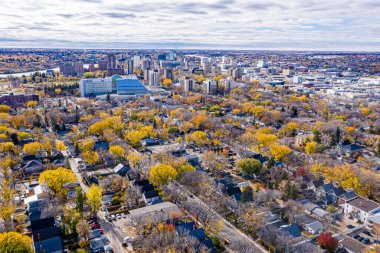 Saskatoon 'daki canlı şehir parkı mahallesini yukarıdan keşfedin. Bu drone görüntüsü yemyeşil alanlarını, tarihi cazibesini ve canlı şehir atmosferini yakalar..
