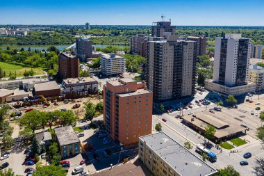 Saskatoon 'daki canlı şehir parkı mahallesini yukarıdan keşfedin. Bu drone görüntüsü yemyeşil alanlarını, tarihi cazibesini ve canlı şehir atmosferini yakalar..