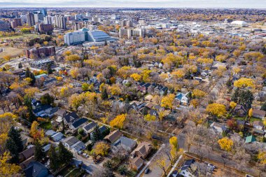 Saskatoon 'daki canlı şehir parkı mahallesini yukarıdan keşfedin. Bu drone görüntüsü yemyeşil alanlarını, tarihi cazibesini ve canlı şehir atmosferini yakalar..