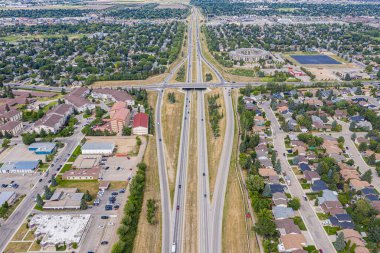 Gökyüzünden Saskatoon 'daki hareketli Circle Drive Otoyolu' nu izleyin. Bu insansız hava aracı görüntüsü, şehrin hayret verici bir atardamarını gözler önüne seren trafik ve kentsel tasarımın karmaşık akışını gözler önüne seriyor..