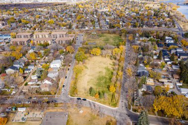 Saskatoon 'daki canlı şehir parkı mahallesini yukarıdan keşfedin. Bu drone görüntüsü yemyeşil alanlarını, tarihi cazibesini ve canlı şehir atmosferini yakalar..