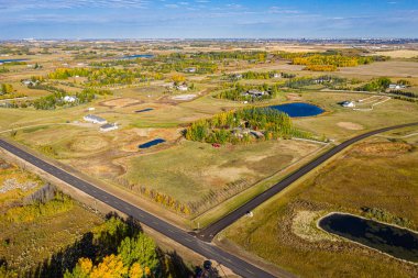 Saskatoon 'daki sakin Casa Rio bölgesini yukarıdan keşfedin. Bu insansız hava aracı görüntüsü, huzurlu manzaralar, geniş özellikler ve huzurlu, doğal bir ortam ile huzurlu bir yaşamın özünü yakalar..