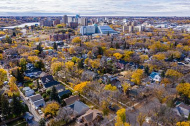 Saskatoon 'daki canlı şehir parkı mahallesini yukarıdan keşfedin. Bu drone görüntüsü yemyeşil alanlarını, tarihi cazibesini ve canlı şehir atmosferini yakalar..