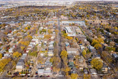 Saskatoon 'daki canlı şehir parkı mahallesini yukarıdan keşfedin. Bu drone görüntüsü yemyeşil alanlarını, tarihi cazibesini ve canlı şehir atmosferini yakalar..