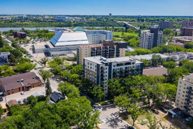 Saskatoon 'daki canlı şehir parkı mahallesini yukarıdan keşfedin. Bu drone görüntüsü yemyeşil alanlarını, tarihi cazibesini ve canlı şehir atmosferini yakalar..