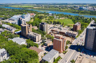 Saskatoon 'daki canlı şehir parkı mahallesini yukarıdan keşfedin. Bu drone görüntüsü yemyeşil alanlarını, tarihi cazibesini ve canlı şehir atmosferini yakalar..