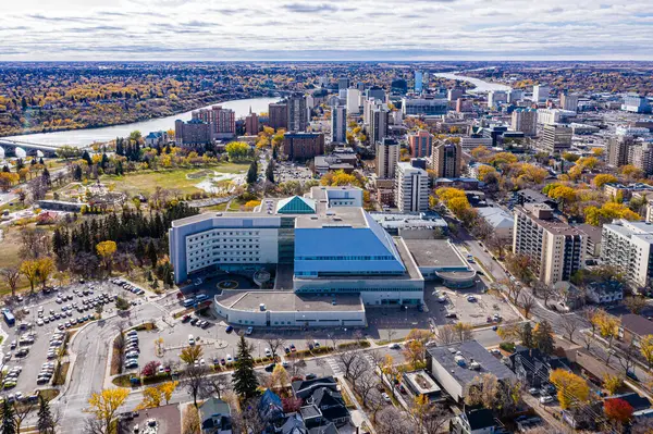 Saskatoon 'daki canlı şehir parkı mahallesini yukarıdan keşfedin. Bu drone görüntüsü yemyeşil alanlarını, tarihi cazibesini ve canlı şehir atmosferini yakalar..