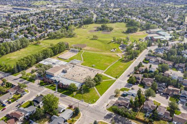 Saskatoon, Erindale 'de yazın esansını bu insansız hava aracı görüntüsüyle yakalayın. Canlı yeşillik, hareketli toplum hayatı ve huzurlu meskun sokaklar güzel bir şekilde sergileniyor..
