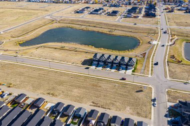 Saskatoon 'da Kensington' ı kuş bakışı bakarak keşfedin. Bu insansız hava aracı görüntüsü mahalleleri, modern mimariyi, yeşil alanları ve canlı, topluma odaklı atmosferi vurgular..