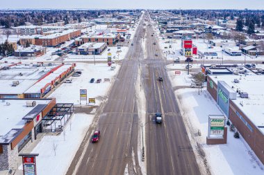 Saskatoon 'daki 8. Cadde' nin kış cazibesini yukarıdan görün. Bu drone görüntüsü karlı bulvarı yakalıyor, hareketlilikle dolup taşıyor, sakin, soğuk bir şehir zeminine karşı kurulmuş..