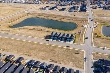 Saskatoon 'da Kensington' ı kuş bakışı bakarak keşfedin. Bu insansız hava aracı görüntüsü mahalleleri, modern mimariyi, yeşil alanları ve canlı, topluma odaklı atmosferi vurgular..