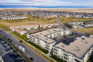 Saskatoon 'daki Hampton Village' ın üzerinden uç ve eşsiz yerleşim planına ve hareketli toplum hayatına tanık ol. Bu İHA görüntüsü mahalleleri, yayılan parkları, modern evleri ve hoş geldin atmosferini yakalıyor..