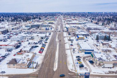 Saskatoon 'daki 8. Cadde' nin kış cazibesini yukarıdan görün. Bu drone görüntüsü karlı bulvarı yakalıyor, hareketlilikle dolup taşıyor, sakin, soğuk bir şehir zeminine karşı kurulmuş..