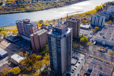 Saskatoon şehir merkezinin canlı yaz hayatını yukarıdan yaşayın. Bu drone görüntüsü hareketli caddeleri, yemyeşil nehir kıyılarını ve en sıcak aylar boyunca kentsel atmosferi yakalar..