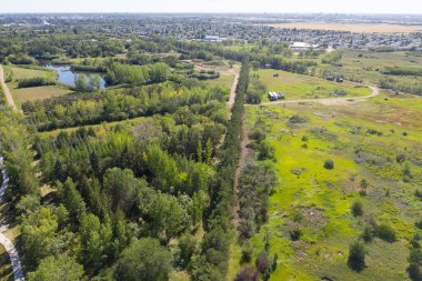 Saskatoon 'daki Forestry Farm Park ve Hayvanat Bahçesi' ni keşfedin. Bu drone görüntüsü parkların yemyeşil manzaralarını, çeşitli vahşi yaşamı ve bu aziz şehir vahasının huzur dolu güzelliğini yakalar..