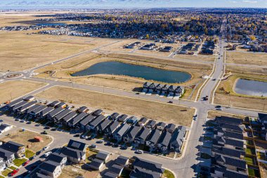 Saskatoon 'da Kensington' ı kuş bakışı bakarak keşfedin. Bu insansız hava aracı görüntüsü mahalleleri, modern mimariyi, yeşil alanları ve canlı, topluma odaklı atmosferi vurgular..