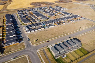 Saskatoon 'da Kensington' ı kuş bakışı bakarak keşfedin. Bu insansız hava aracı görüntüsü mahalleleri, modern mimariyi, yeşil alanları ve canlı, topluma odaklı atmosferi vurgular..