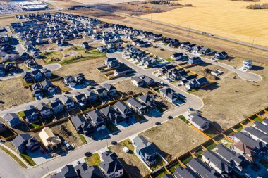 Saskatoon 'da Kensington' ı kuş bakışı bakarak keşfedin. Bu insansız hava aracı görüntüsü mahalleleri, modern mimariyi, yeşil alanları ve canlı, topluma odaklı atmosferi vurgular..