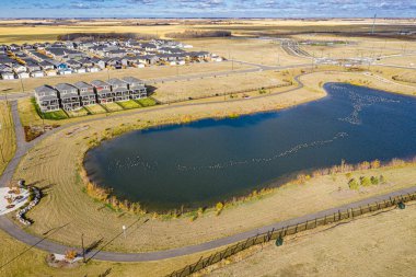 Saskatoon 'da Kensington' ı kuş bakışı bakarak keşfedin. Bu insansız hava aracı görüntüsü mahalleleri, modern mimariyi, yeşil alanları ve canlı, topluma odaklı atmosferi vurgular..